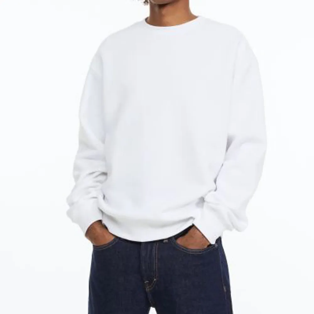Helt nya sweatshirts från HM (med lapp) i storlek L-XXL. Jag har storlek M och bär dessa storlekarna som oversized. Vit, grå, blå. Skriv om ni vill köpa.. Hoodies.