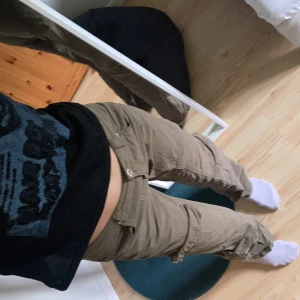 Cargobyxor - Cargobyxor i sjukt bra skick, många fickor  TRYCK INTE PÅ KÖP NU 