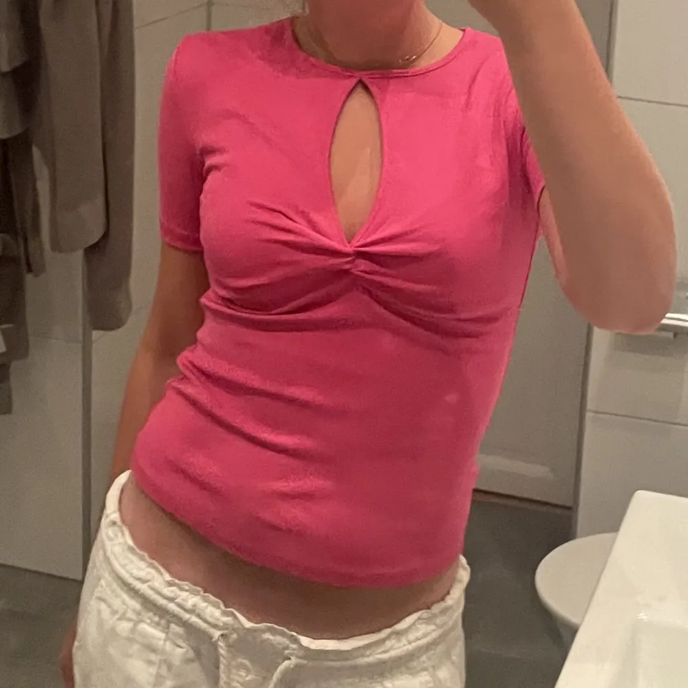 Jag säljer denna fina rosa toppen från Zara för att den inte kommer till användning tyvärr. Lappen är kvar och denna topp är slutsåld på hemsidan. Jag är 166cm och om ni har några frågor kan ni skriva till mig privat💕. T-shirts.