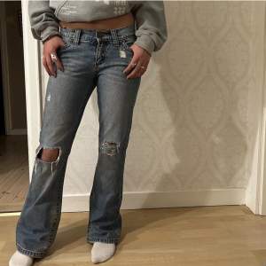 säljer dessa lågmidjade jeans som jag har fått av min kompis som köpte dom på plick för länge sen, säljer då dom inte passade mig inga defekter använd fåtals ggr🙌🙌 