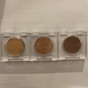 Caia ögonskuggor - Har enbart testat den mörkaste skuggan, dem andra är oanvända!!💘  50 kr st eller 120 för alla 3💘💘