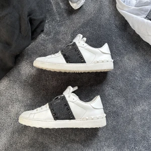 Valentino skor  - Helt nya knappt använda, skosnörena är lite dammiga men de går o tvätta upp + medkommer nya. Box o dustbags o allt ingår såklart, riktigt feta o speciella, den svarta stripen är tyg o inte smutsig, skorna är i topp form endast använda 2-3 gånger