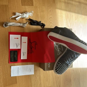Christian Louboutin  - Säljer mina nya gråa Loubs bara testat dem inte använda annars. 