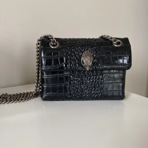 Kurt Gieger väska - Säljer min superfina väska från Kurt gieger. Den har endast används i ett drygt halvår och är iprincip i nyskick förutom en liten reva på hörnen.💗