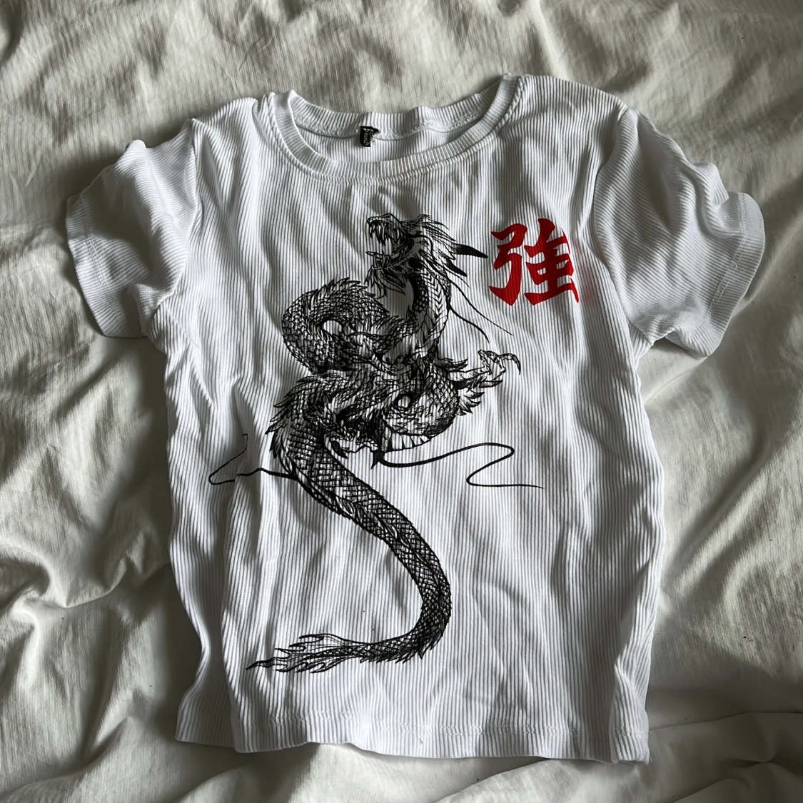 T-shirt med drak mönster