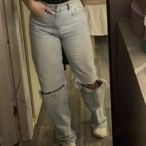 90’s highwaist jeans med hål i knäna 