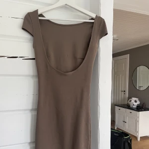 Klänning  - Klänning med öppen rygg , strl xs men passar S