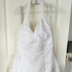 Vit bröllopsklänning  - Vit bröllopsklänning i satin med päl knäppning  Endast använd en gång