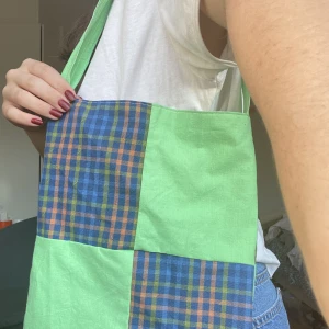 Tote bag - Handgjord tote bag från återvunnet/ upcyclat tyg. Med ett handtag.  Ca 25/30cm 