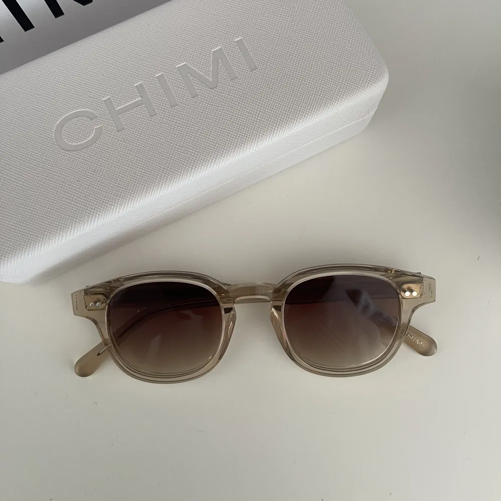 Chimi solglasögon i färgen ECRU, 01s. Använda någon enstaka gång, nästintill osnvända. Säljs med förpackning.. Accessoarer.