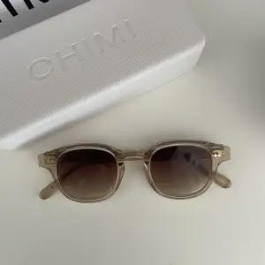 Chimi solglasögon i färgen ECRU, 01s. Använda någon enstaka gång, nästintill osnvända. Säljs med förpackning.