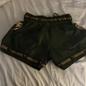 Säljer min thai boxnings shorts som inte passade så bra använda 3-5 gånger och är som nya pris kan diskuteras