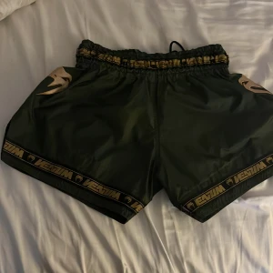 Shorts - Säljer min thai boxnings shorts som inte passade så bra använda 3-5 gånger och är som nya pris kan diskuteras