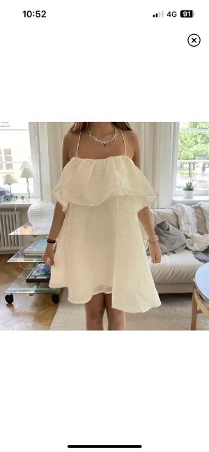 Populär klänning hm - Säljer denna klänningen i både storlek XS och M som inte säljs längre super fin ( lånade bilder)