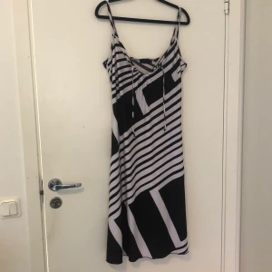 Midiklänning strl L - Stretchig Midiklänning från Vero Moda i storlek L. Väldigt bra skick, utan tecken på användning. Köparen står för frakt. Dma gärna vid frågor eller funderingar:)