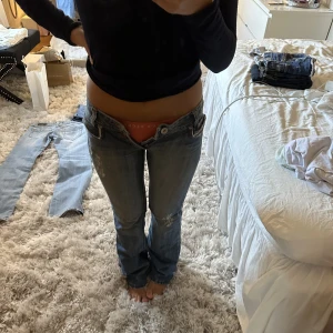 Lågmidjade jeans - Supersnygga lågmidjade jeans som tyvärr var för små på mig. Köpte här på plick men när jag fick hem dem var gylfen sönder, men det går nog super lätt att fixa hos skräddare🩷