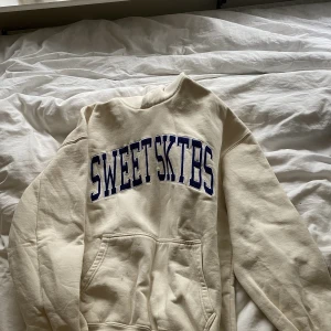 Oversized hoodie - Gul hoodie från weekday, nyskick 