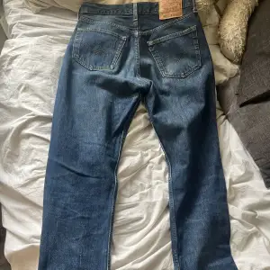 Skitsnygga low/midwaist Levis jeans, går hela vägen ner på mig som är 175. Skriv privat för fler bilder❤️Innerbenslängd: 84 cm