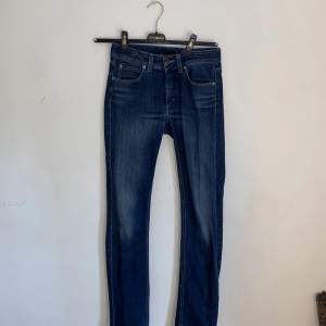 Marinblåa lågmidjade Acne jeans i storlek 36. Waits 28 Length 32. Knappt använda, som helt nyköpta jeans.