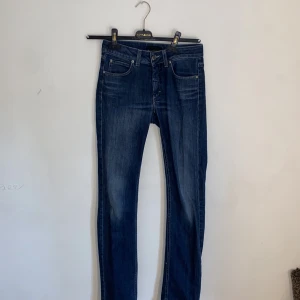 Marinblåa jeans - Dam - Marinblåa lågmidjade Acne jeans i storlek 36. Waits 28 Length 32. Knappt använda, som helt nyköpta jeans.