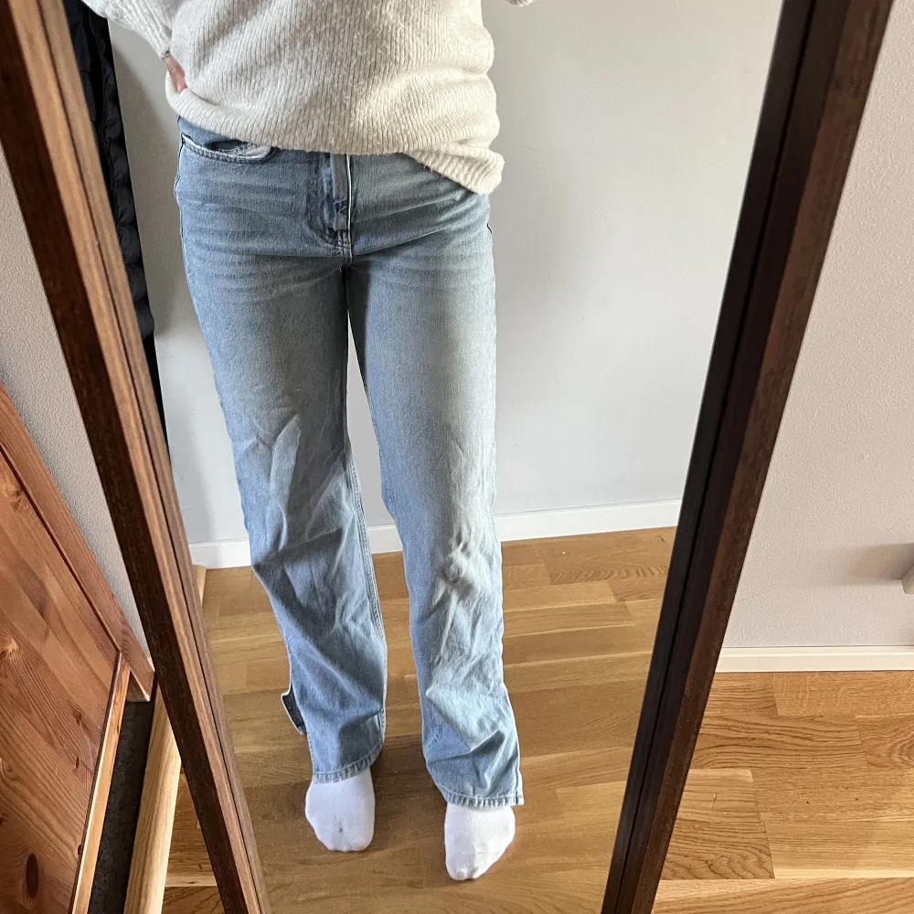 Jeans från Gina med slits, Midrise.  Är bra i längden på mig som är 167cm. Pris 200kr . Jeans & Byxor.