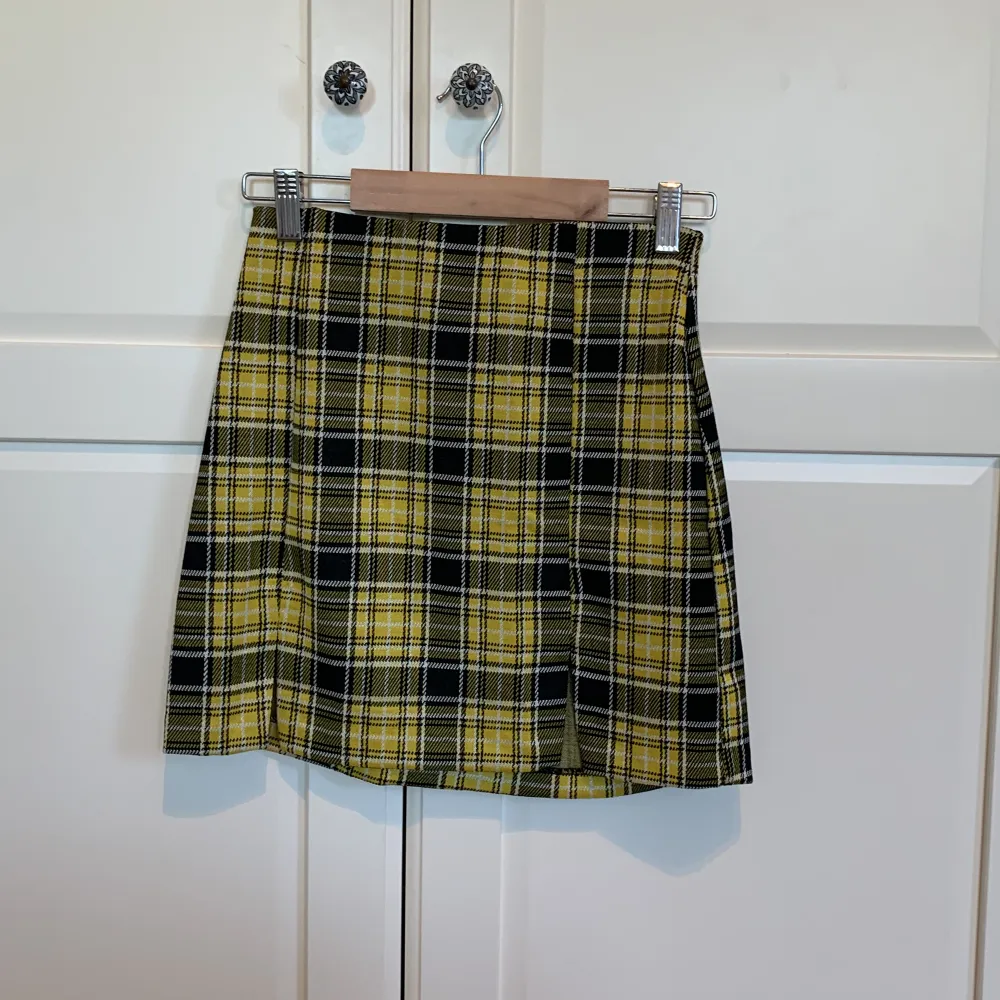 Mini kjol från H&M perfekt till hösten. Aldrig använts. Kjolar.