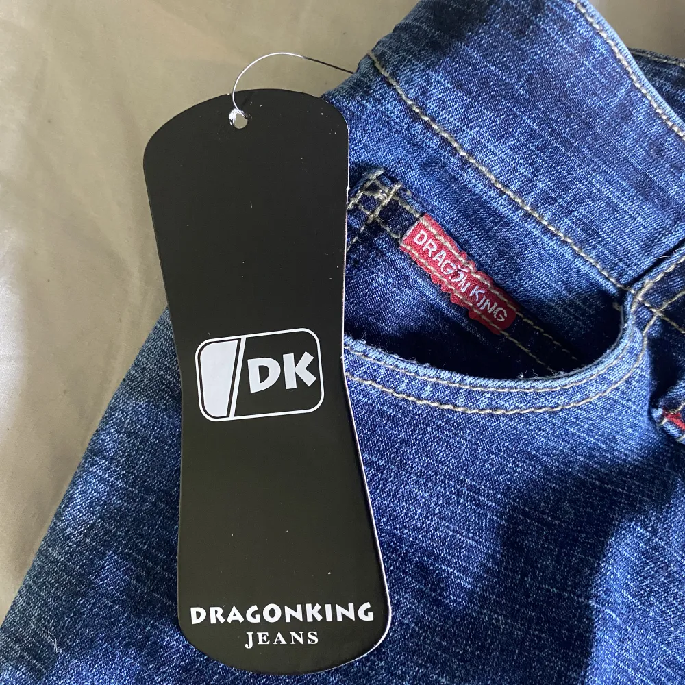 vintage bootcut jeans från dragonking!💌 midja 72cm, total längd 104cm! köpte dessa i polen för 800kr. jag är 175cm, stl S/36/28. säljer då de är alldeles för små för mig! läs POLICY & FRAKT inann du skriver 🤍 använd gärna köp nu.. Jeans & Byxor.