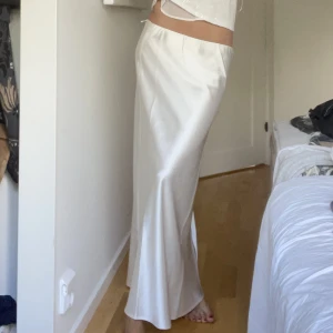 Vit satinkjol - Aldrig använd men glömde skicka tillbaka… Det är en M men passar mig som är s/36