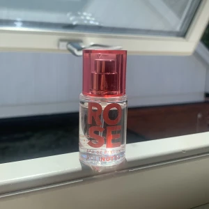 Parfym  - En jättegod parfym som köptes på Lindex. Använd endast ett fåtal gånger och är som ny. Flaskan innehåller 15 ml 💓💓