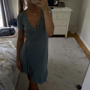 Lång klänning - Klänning som slutar vid knäna som är snedskuren! Aldrig använd, prislappen är kvar! Nypris 399kr. Slutsåld 