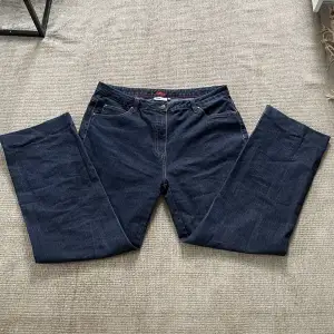 Ett par mörkblåa baggy jeans som är lite för stora på mig men går lätt och snyggt att fixa med ett bälte. I bra skick och tidigare köpt second hand. 
