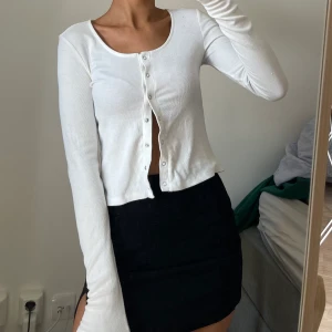 Vit cardigan  - Jättesöt vit cardigan från na-kd i storlek S, som ny