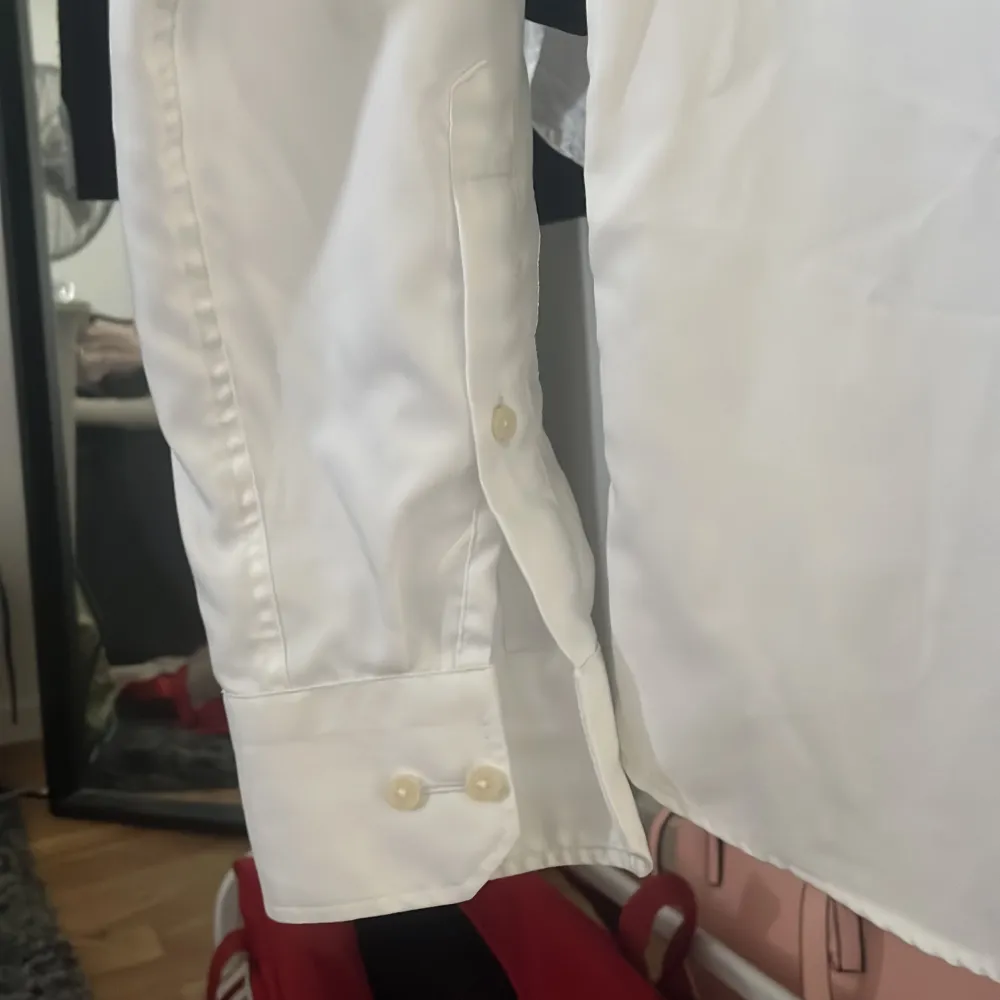 En vit skjorta från Riley i storlek S slim fit. Nytt skick så inga defekter. Köpte för 700kr men säljer för 250kr. Helt oanvänd och sjukt stilren 🤍. Skjortor.