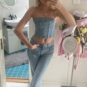 Jeans topp från Zara! Nästan aldrig använd! Dragkedja på sidan. ❤️