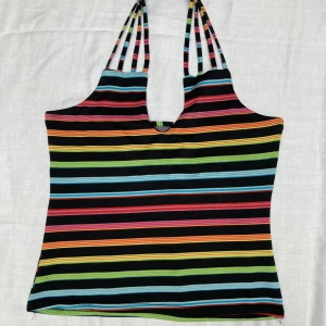 Kort randig halterneck linne - Kort randigt halterneck linne. Hittar ingen storleks lapp men skulle gissa S :)