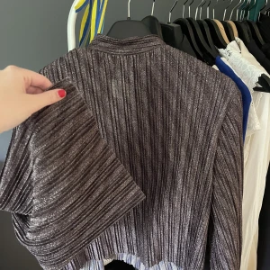 Glittrig topp - Säljer denna glittriga blusen från object. Fint skick då den bara är använd en gång. Storlek S.