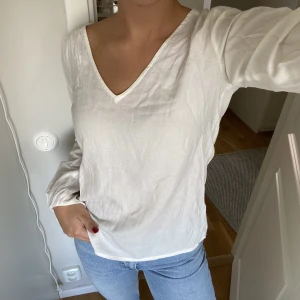 Vit blus - Vit blus från zara i storlek XS