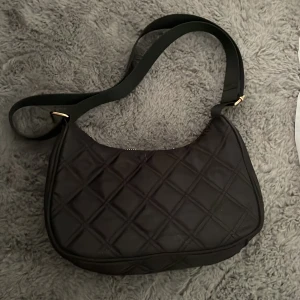 axelremsväska  - väska från bikbok tror jag, jättesnygg och rymlig 💕