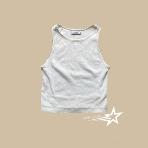 Vit topp  - Vit ribbad topp från pull end bear i bra skick!💗 Skriv vid frågor, köpare står för frakt🫶