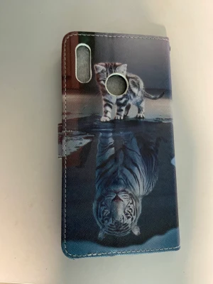 Mobilskal - Helt nytt mobilskal till huawei P30 Lite! Aldrig använd får med band att sätta i!