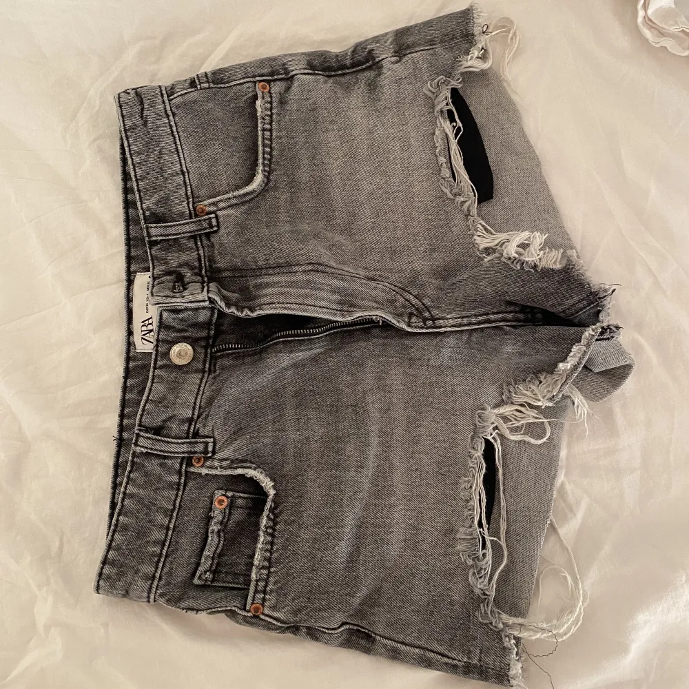 Asfina gråa shorts från zara, de är användna några få gånger så i bra skick❤️‍🔥. Shorts.