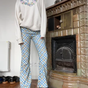 Byxor  - Jättefina utsvängda byxor, köpta secondhand i paris. finns ingen storlek i dem men skulle säga s. Stretchiga material  Frakt: 150kr 