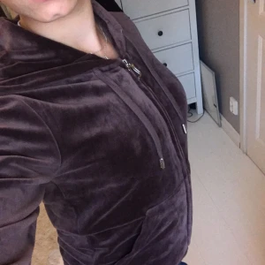 Juicy tröja  - En jätte fin juicy couture tröja i storlek xxs 💓säljer pågrund av att den har blivit lite liten för mig.  Har också byxor i xs till tröjan. Skulle kunna tänka mig o byta detta set mot ett juicy sett💓🤍💎klicka inte på KÖP DIREKT 