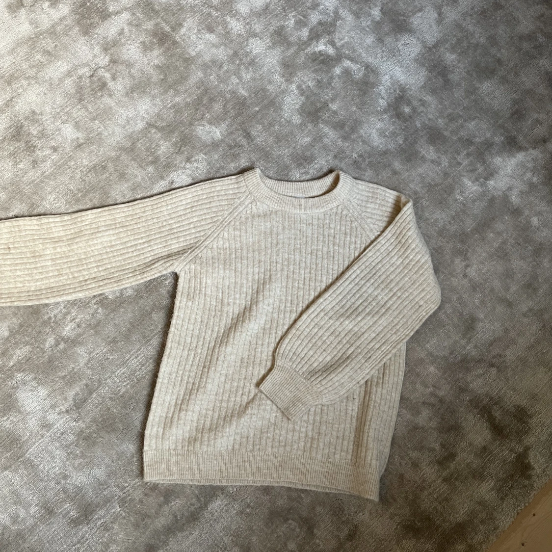 Söt beige stickad tröja från Lindex - 90