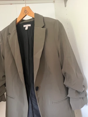 Kavaj från hm  - Snygg kavaj, nästan aldrig använd💗