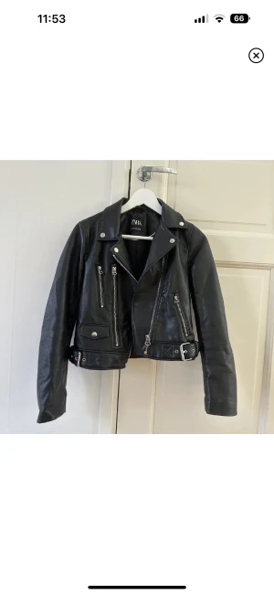 Skinnjacka i läderimitation från zara - Säljer denna skinnjackan i läderimitation från zara❤️ endast använd en gång!  köpt för 600kr