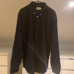 Tjockare skjorta - En tjockare skjorta i mörkblå