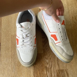 Skor från Zara - Skor från Zara Herr strl 42. Frakt tillkommer. Saknas ett skosnöre.