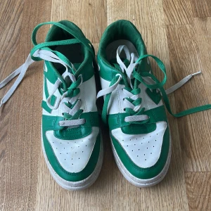 Vita/gröna skor - Frakt tillkommer. Smutsiga, behöver rengöras.