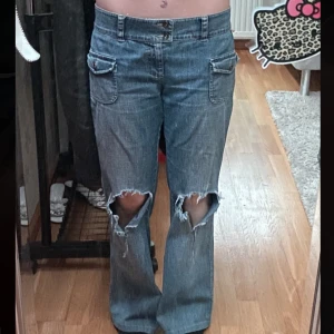 y2k bootcut lowrise jeans - midjemått 84cm (lite stretch) innerbensmått 74 (jag är 163) bootcut mått 25cm!! supersnygga lowrise älskar dem mem har för många liknande dem har fina fickor där fram!!! nöts gärna men fraktaf även